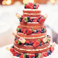 летний свадебный торт с ягодами и фруктами